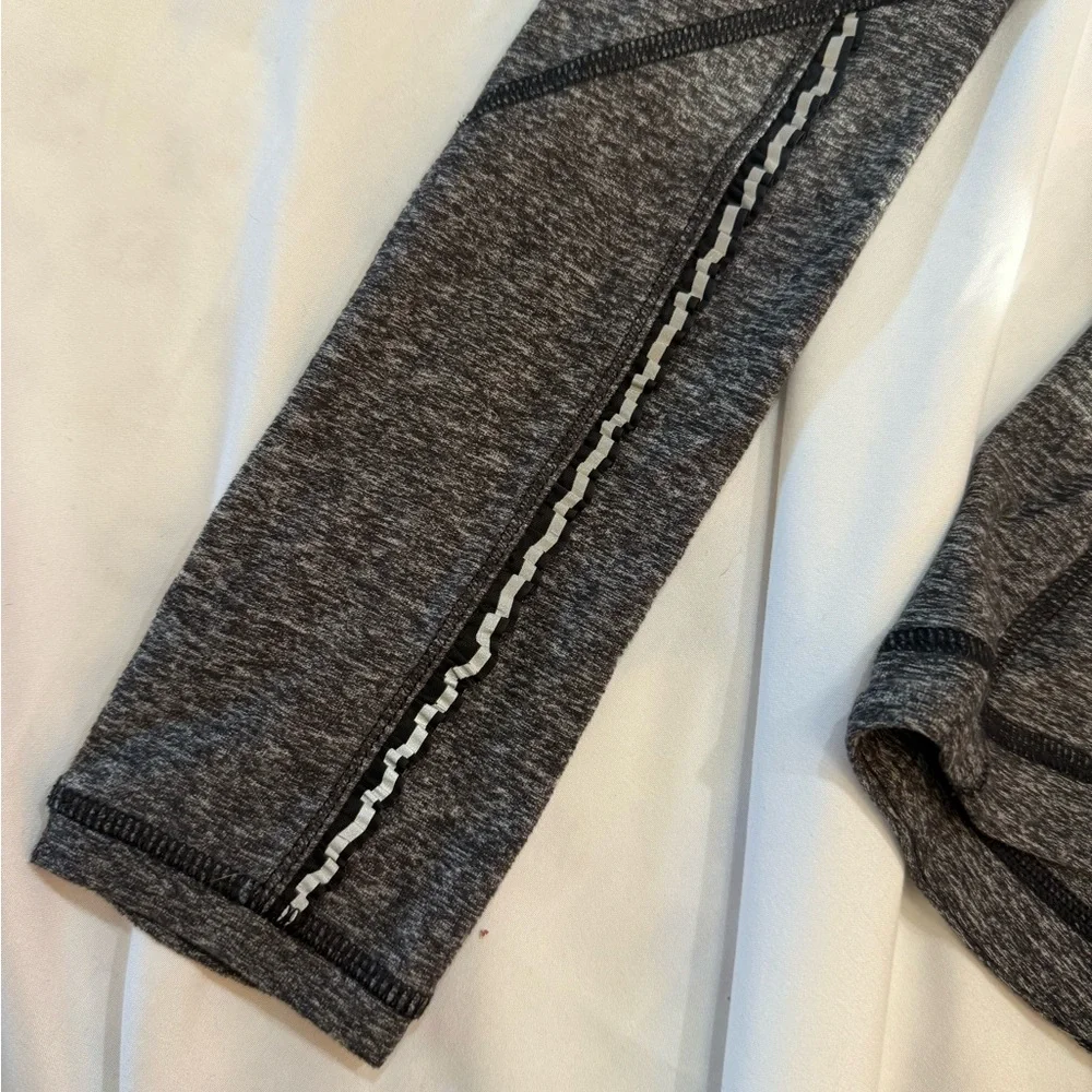 530 Lululemon Star Runner Rulu Long Sleeve Top Gray Black Size 4